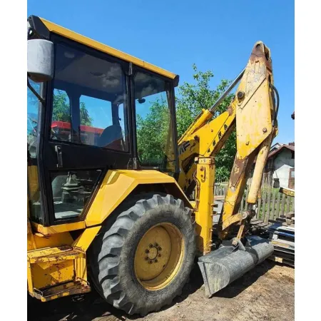 Zdjęcie przedstawiające łyżkę skarpową na koparko-ładowarce MF 50HX